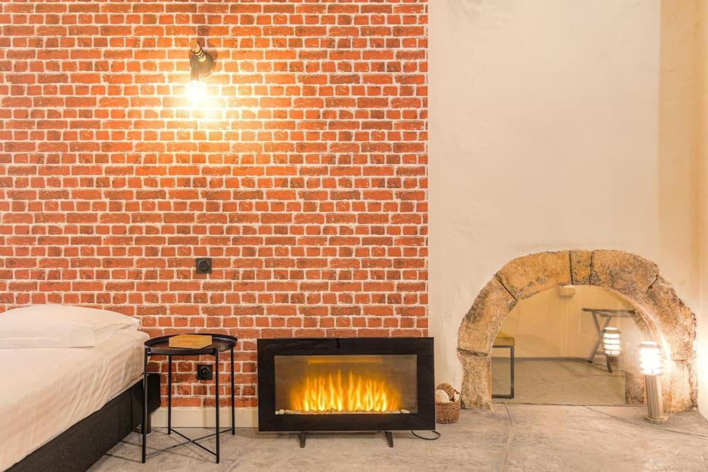 Industrial-Style Studio With Bathtub, Vieux-Lyon Exterior photo