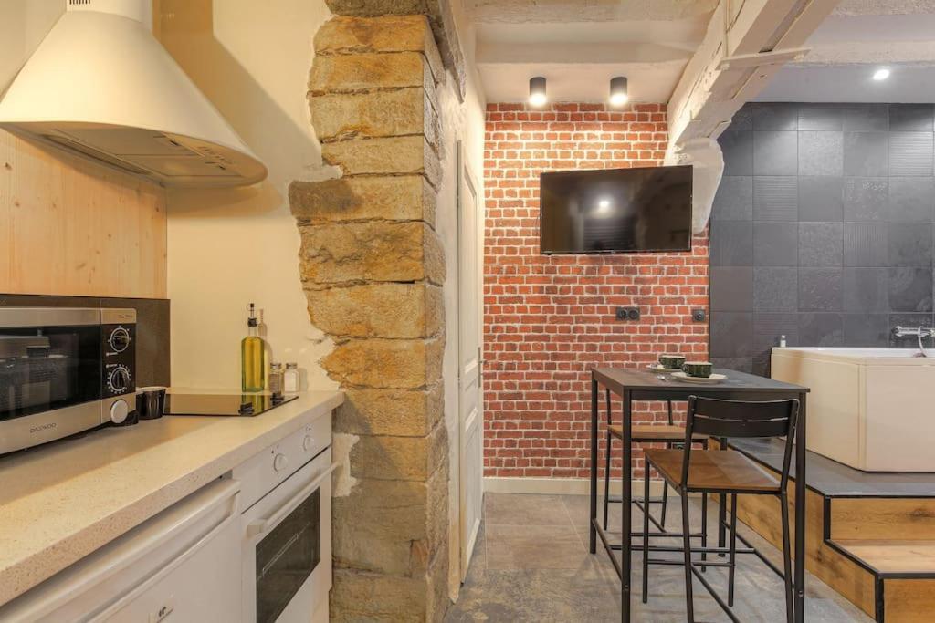 Industrial-Style Studio With Bathtub, Vieux-Lyon Exterior photo