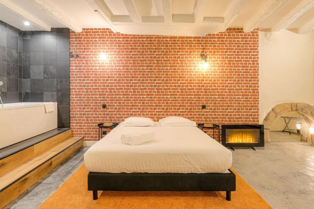 Industrial-Style Studio With Bathtub, Vieux-Lyon Exterior photo