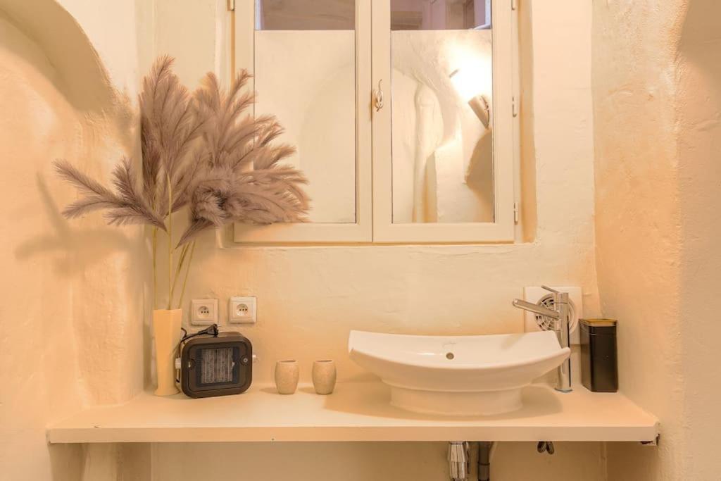 Industrial-Style Studio With Bathtub, Vieux-Lyon Exterior photo