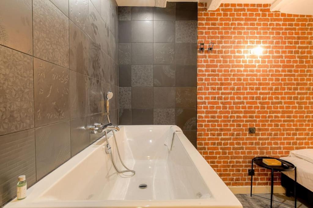 Industrial-Style Studio With Bathtub, Vieux-Lyon Exterior photo