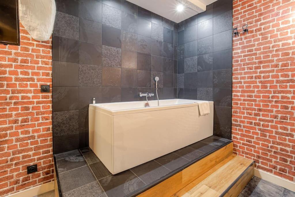 Industrial-Style Studio With Bathtub, Vieux-Lyon Exterior photo